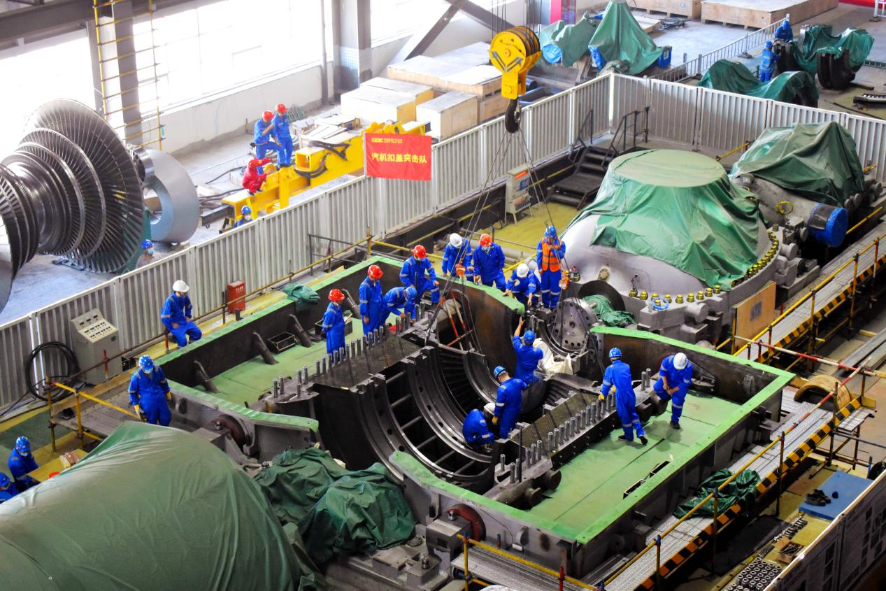 图为汽机扣盖突击队在检修现场