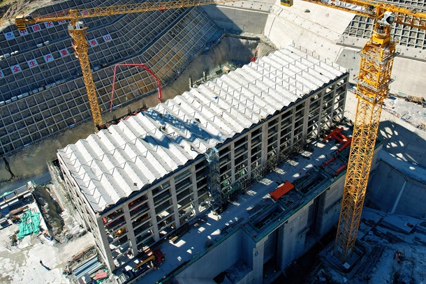 图为霍尔古吐水电站主厂房施工作业现场