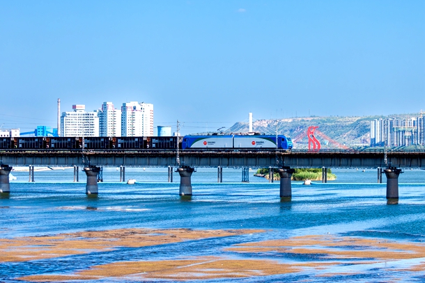 图为包神铁路万吨列车疾驰在神东大桥上