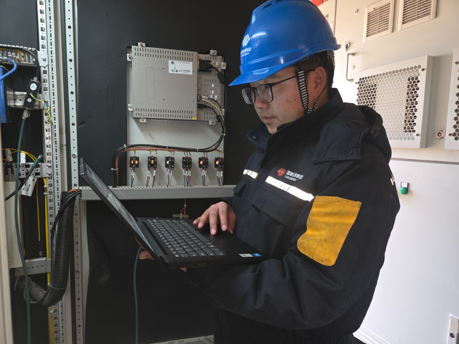 图为检修人员例行分析设备故障场景