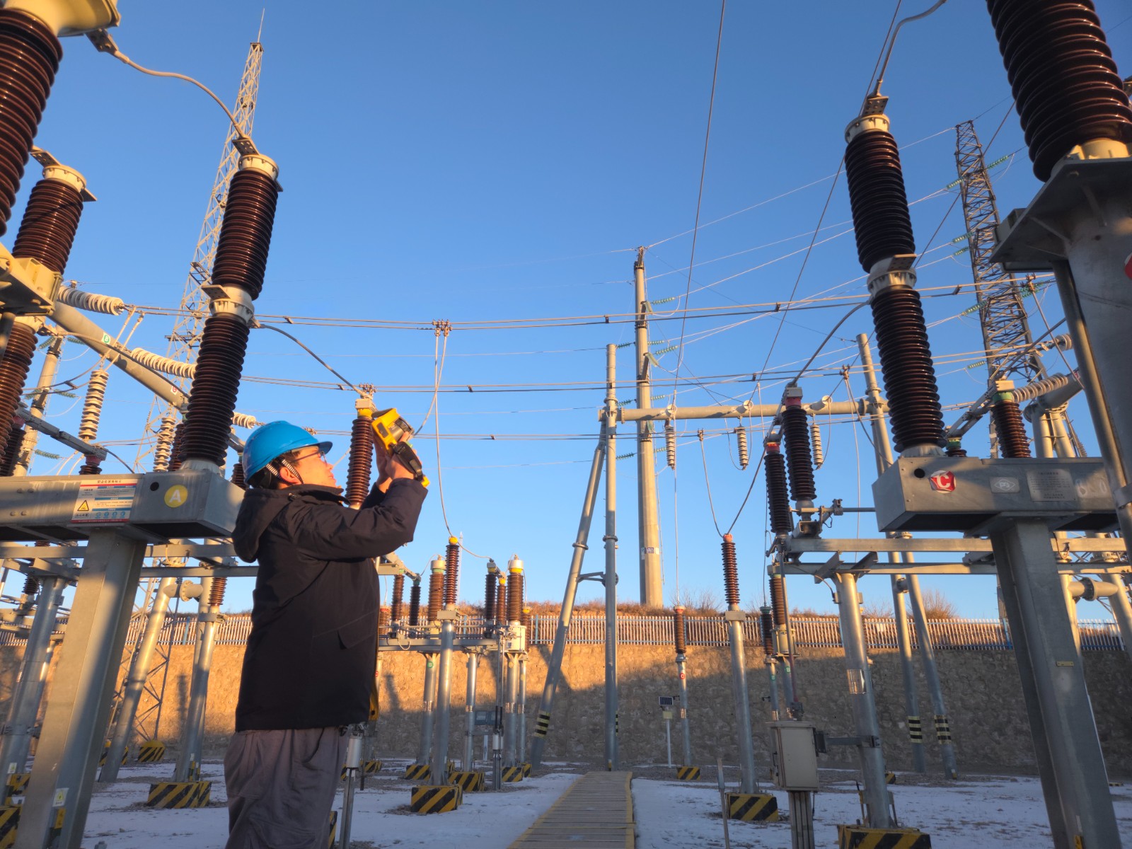 图为巡视人员例行红外测温工作